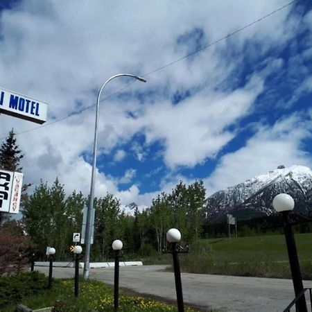 Akai Motel Канмор Екстериор снимка