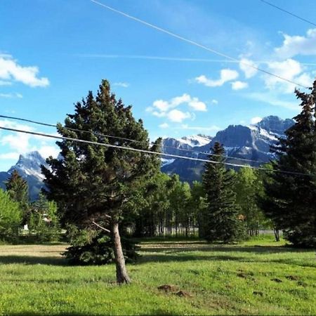 Akai Motel Канмор Екстериор снимка