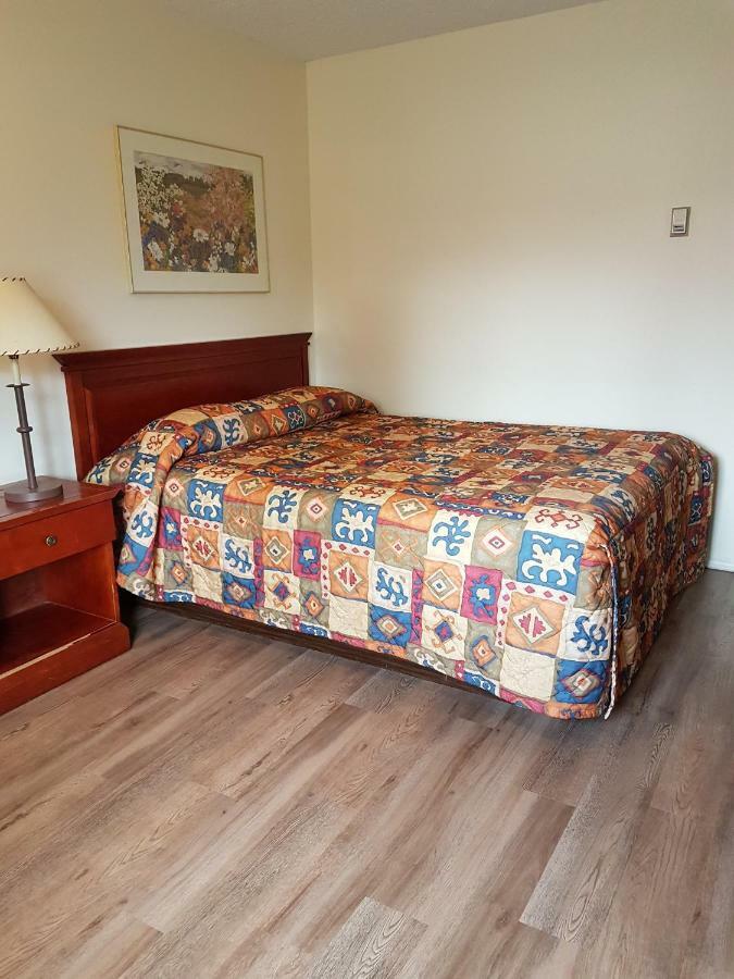 Akai Motel Канмор Екстериор снимка